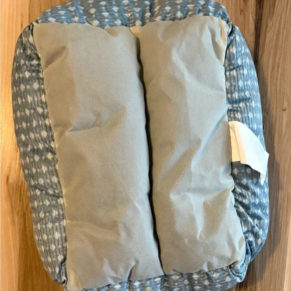 NWT-  Cozy Blue and White Pet Bed - Picture 3 of 3